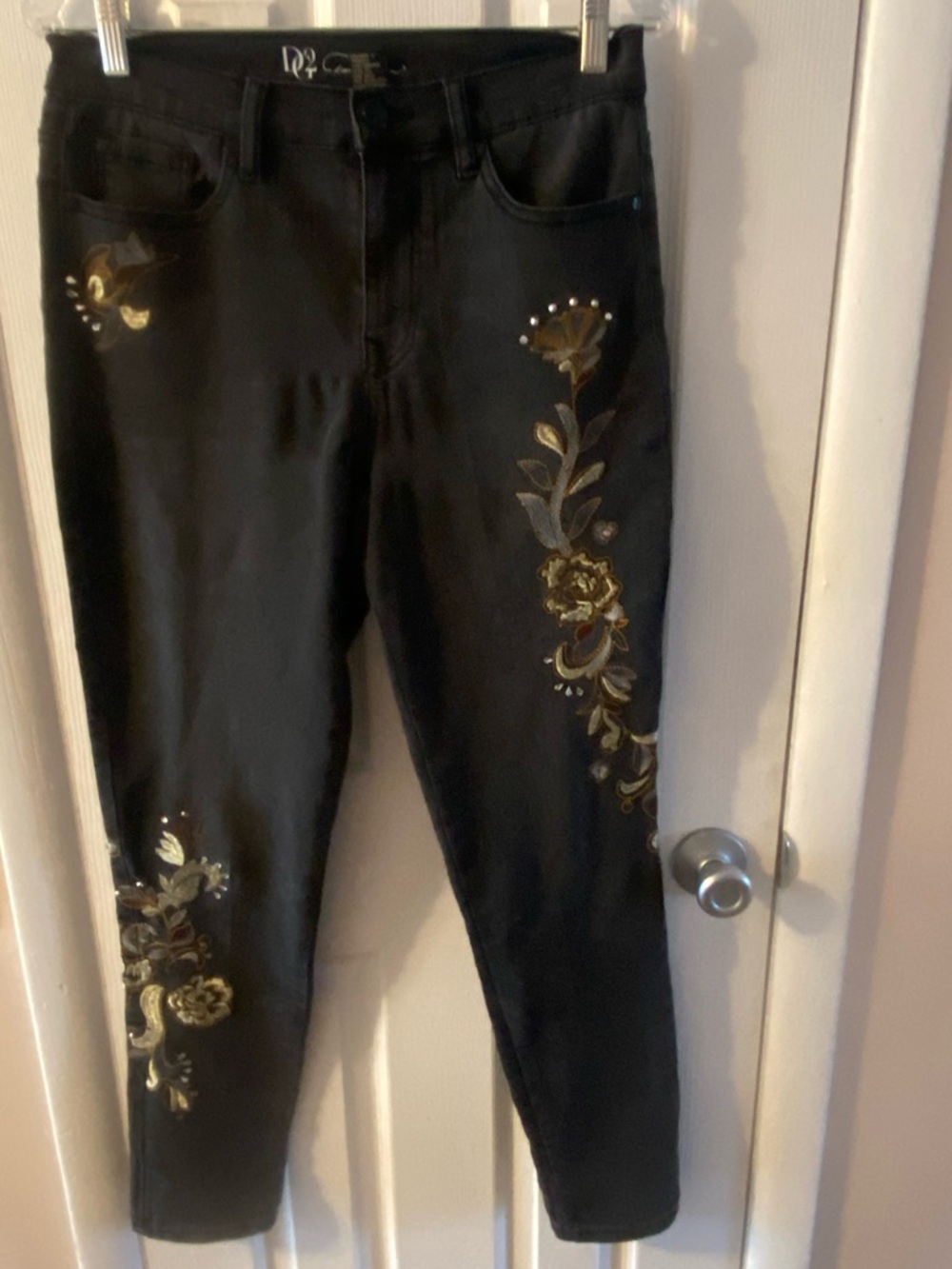 Diane Gilman Black Embroidered Floral Skinny Jeans